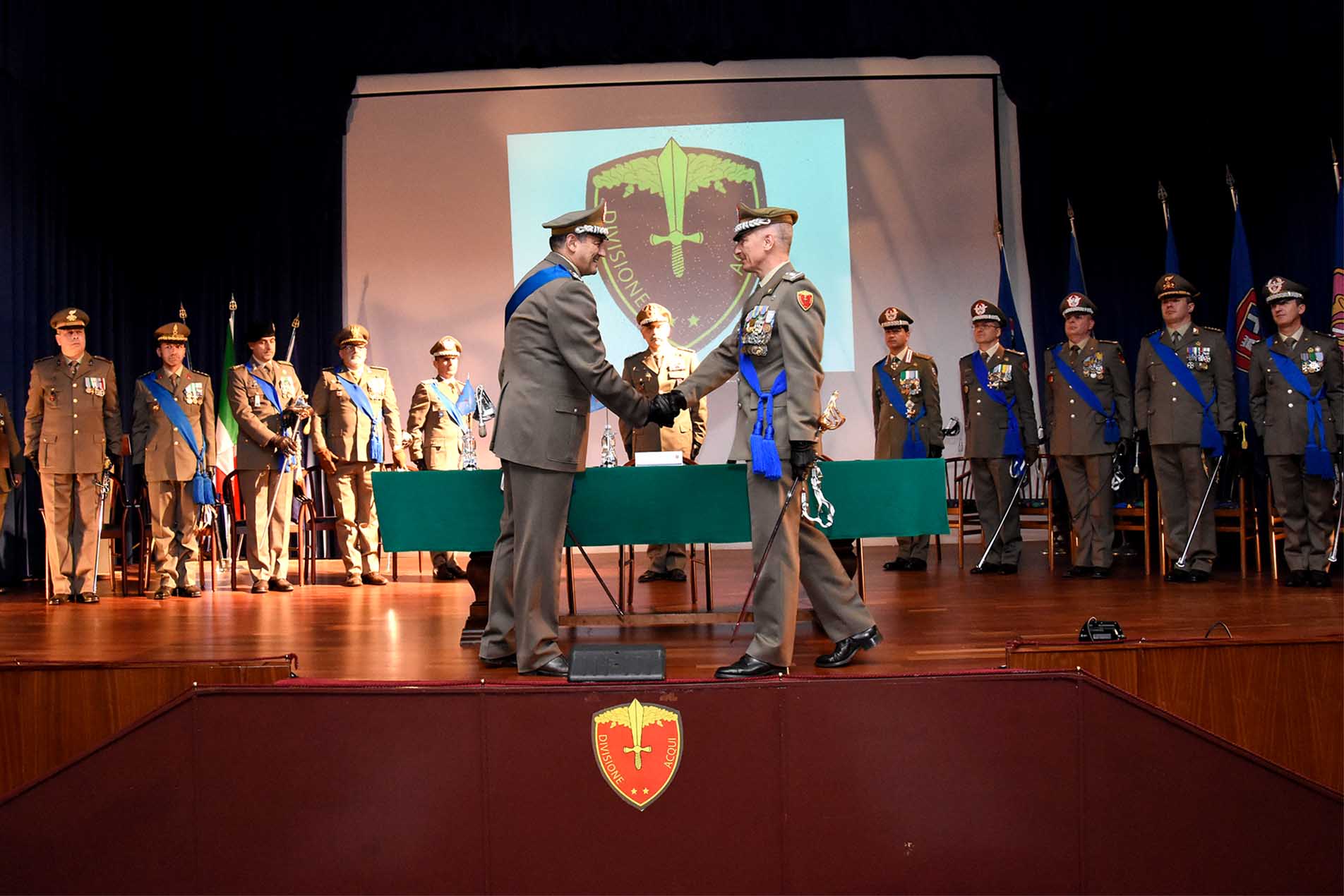 foto_articoli/shhxlnrdjqh0j1fpsuo3s/7 passaggio di consegne gen vittiglio gen polli.jpg